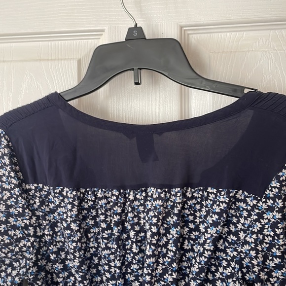 Adorable navy floral H&M top, medium, excellent preowned condition - Picture 10 of 12